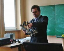 Менеджер фірми АВВ Олег Кулик демонструє електрообладнання фірми