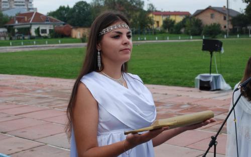 Афіна, богиня мудрості, прийшла на свято з подарунком - Ключем Знань