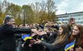 Студенти Івано-Франківського національного технічного університету нафти і газу радо вітають Президента України Петра Порошенка на вході до університету