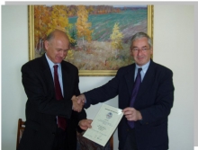 Генеральний менеджер IWCF Міхаель Каммінс (з права) вручає перший акредитаційний сертифікат проректору з наукової роботи – Карпашу Олегу Михайловичу (з ліва)