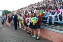 Freshmen of the IFNTUOG Physical Technical Lyceum handed flowers to the honorary guests of the matriculation