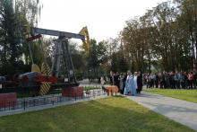 Святі отці разом з владикою Володимиром Війтишином переходять до символу інституту нафтогазової інженерії - верстата-качалки, для його освячення